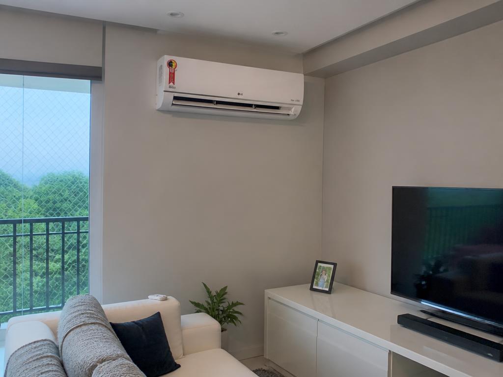 Ar-condicionado split instalado em sala de estar residencial